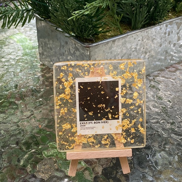 Taylor Swift Exile with Gold Flakes Resin Display Art & Mini Easel - Picture 14 of 14